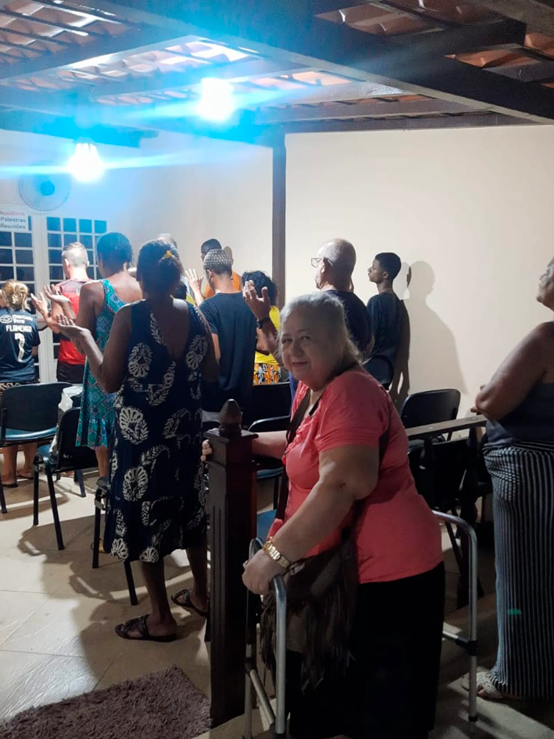 Culto cristão na Igreja de Nova Vida com fiéis reunidos em adoração