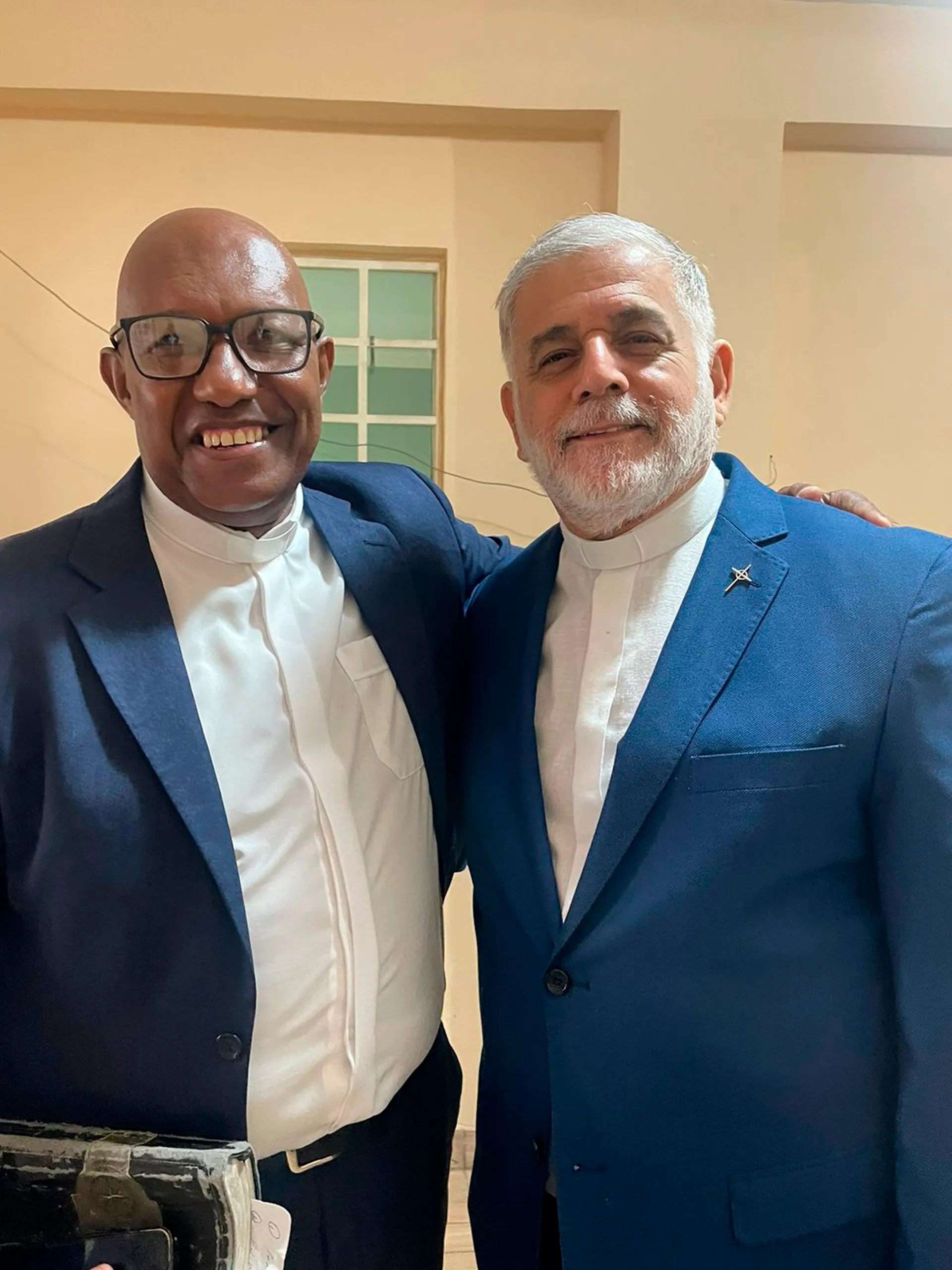 Culto cristão na Igreja de Nova Vida com fiéis reunidos em adoração