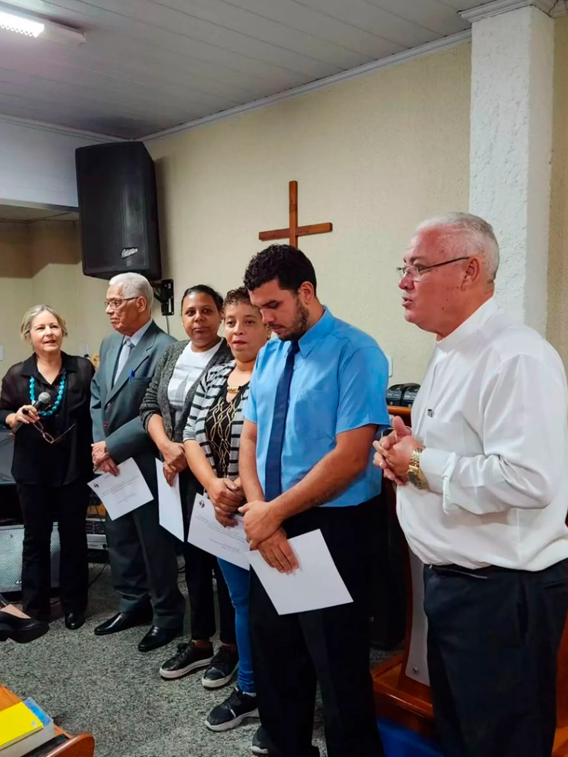 Culto cristão na Igreja de Nova Vida com fiéis reunidos em adoração