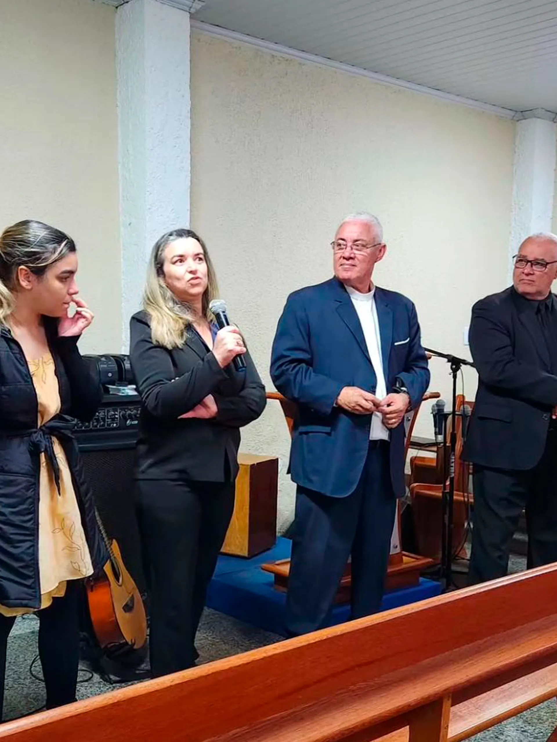 Culto cristão na Igreja de Nova Vida com fiéis reunidos em adoração