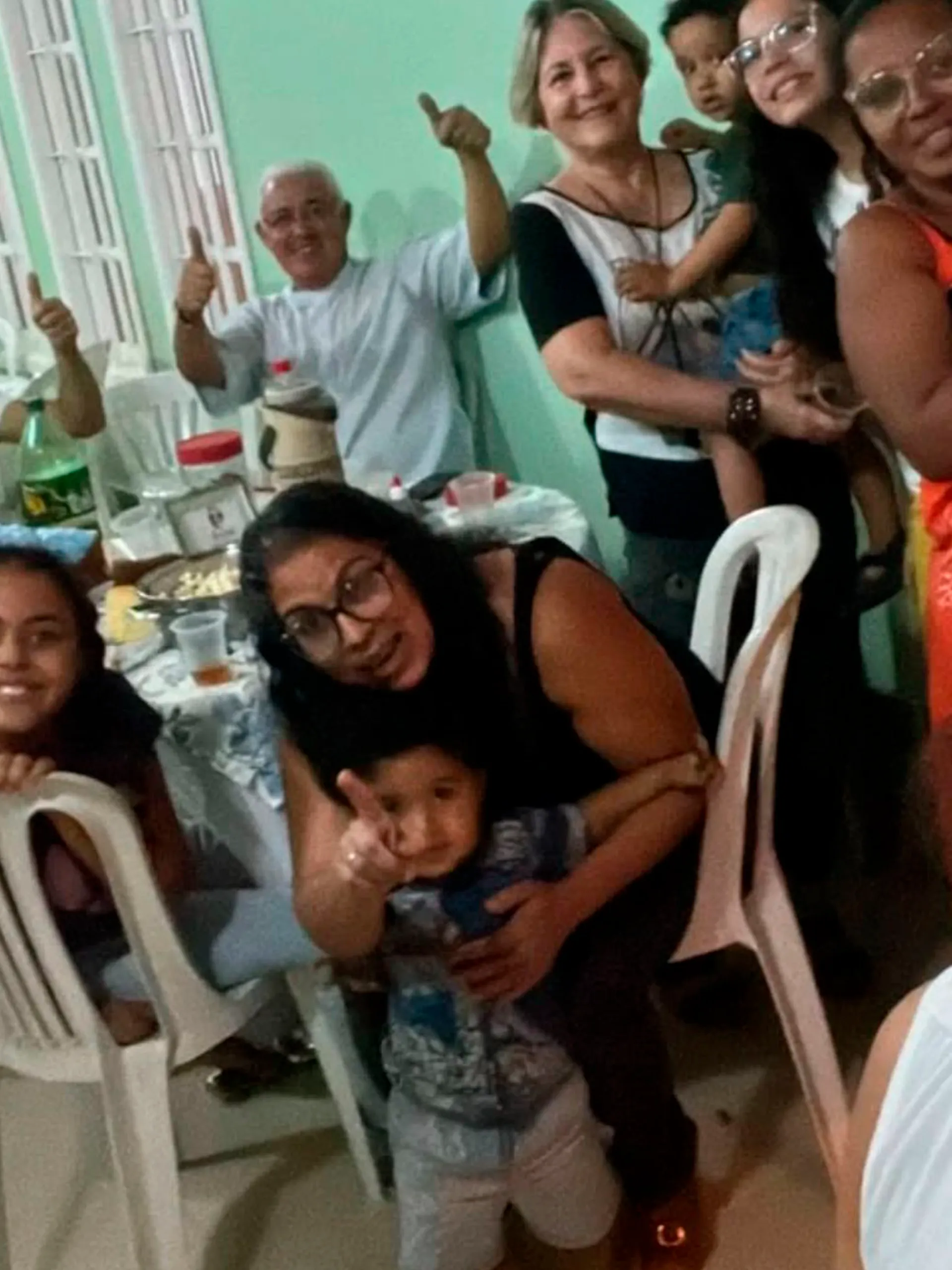 Culto cristão na Igreja de Nova Vida com fiéis reunidos em adoração