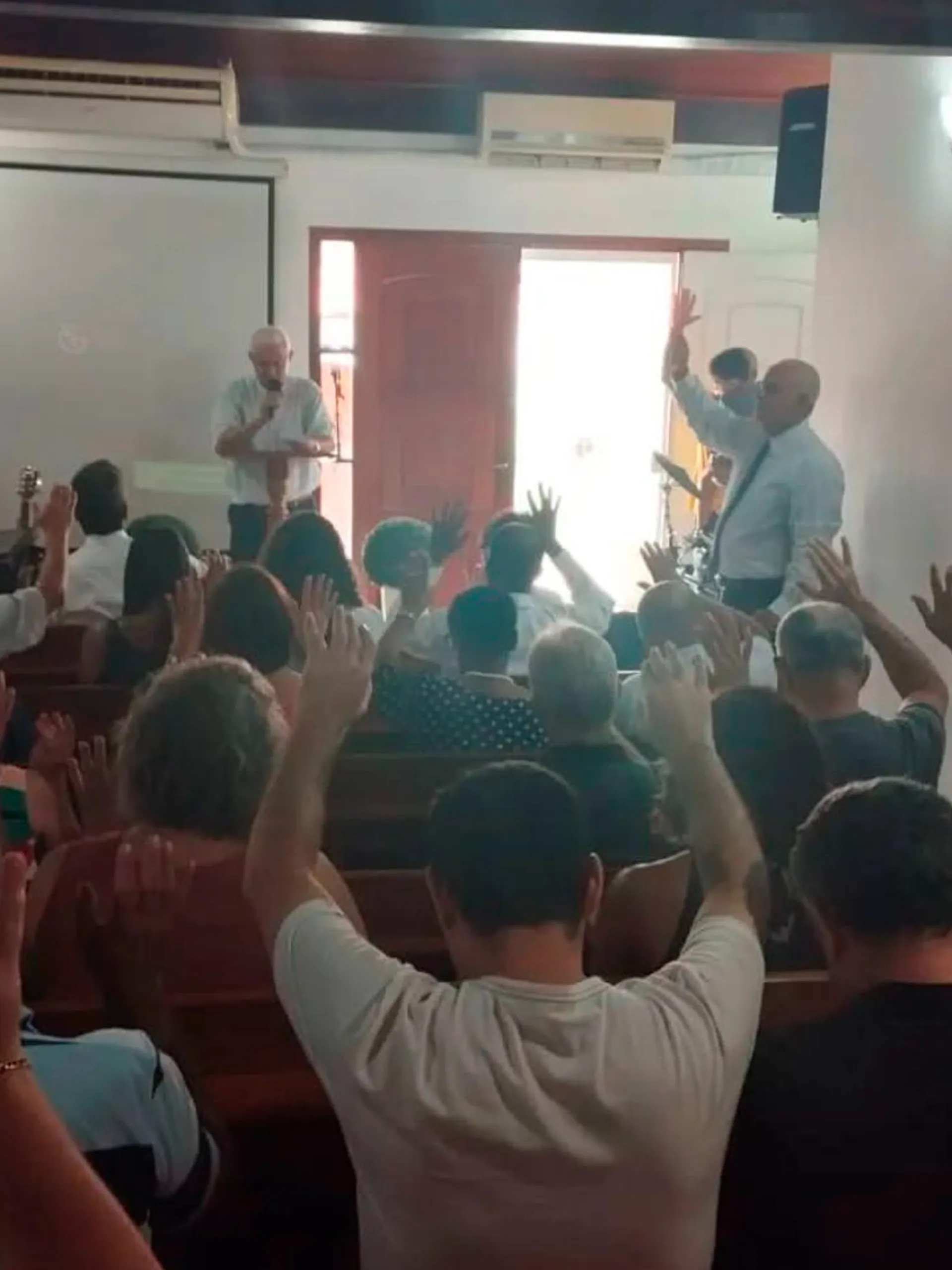 Culto cristão na Igreja de Nova Vida com fiéis reunidos em adoração
