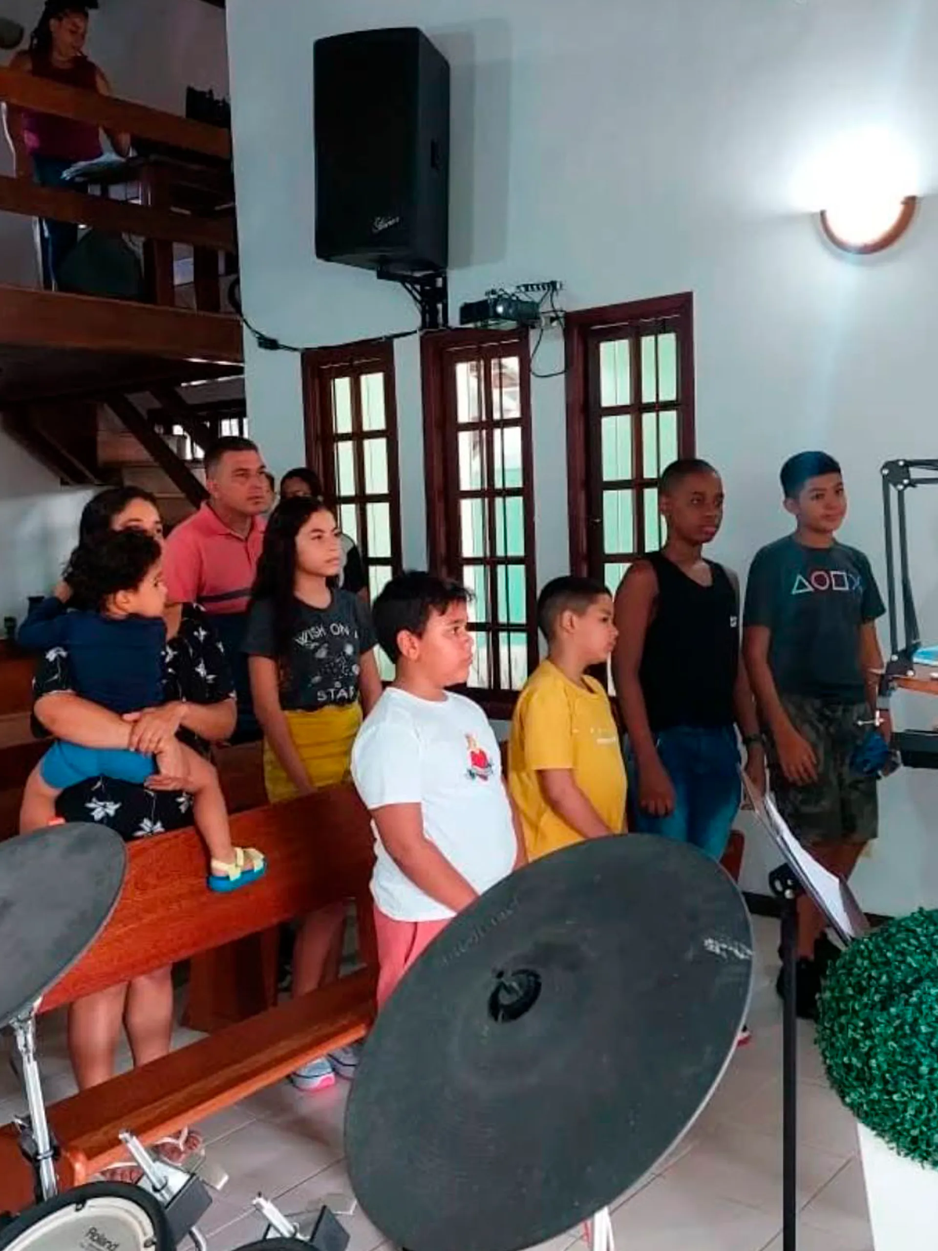 Culto cristão na Igreja de Nova Vida com fiéis reunidos em adoração