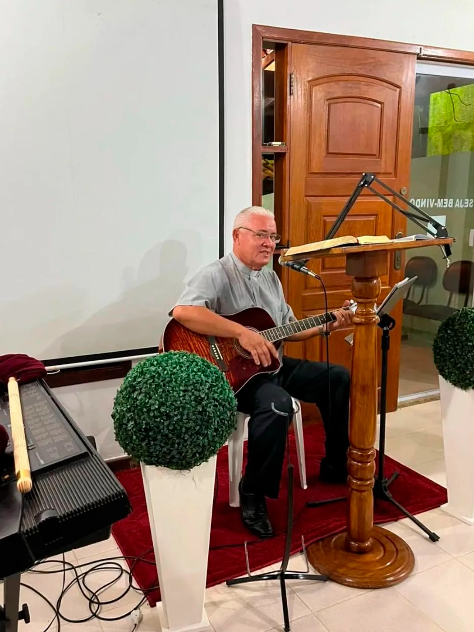Culto cristão na Igreja de Nova Vida com fiéis reunidos em adoração